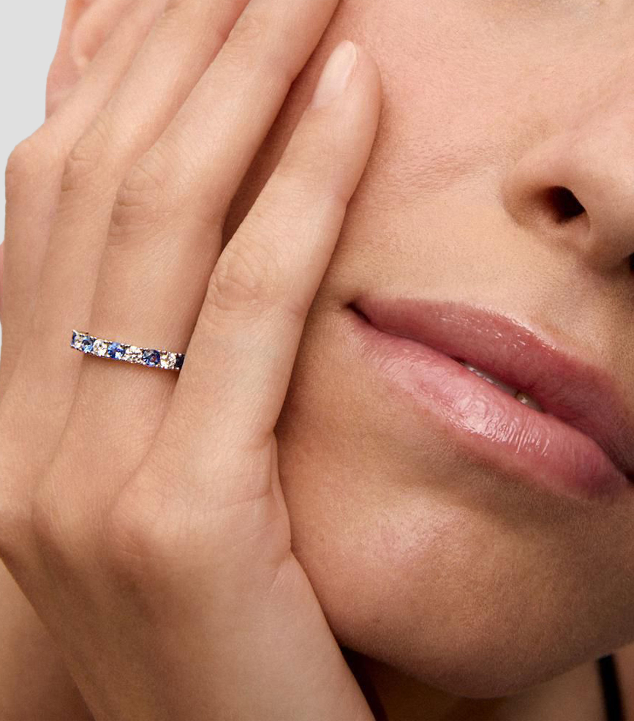 Anillo en Oro blanco de 18 kilates con piedras Mujer